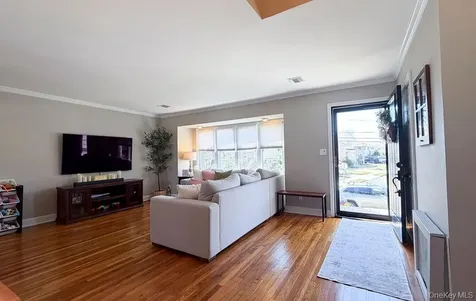 1525 Pea Pond Road Bellmore NY 11710