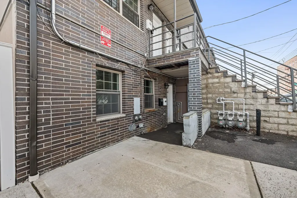 4828 Barnes Avenue Bronx NY 10470