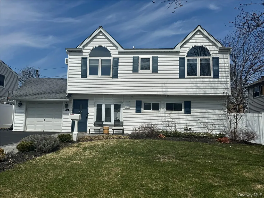 49 Downhill Lane Wantagh NY 11793
