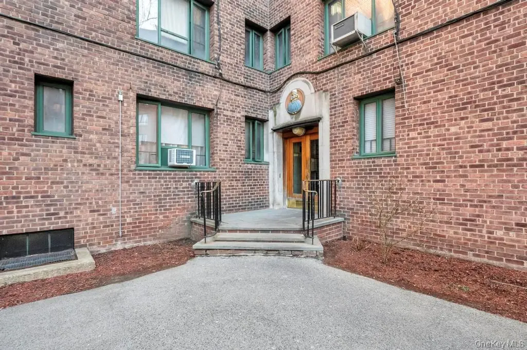 1690 Metropolitan Avenue Bronx NY 10462