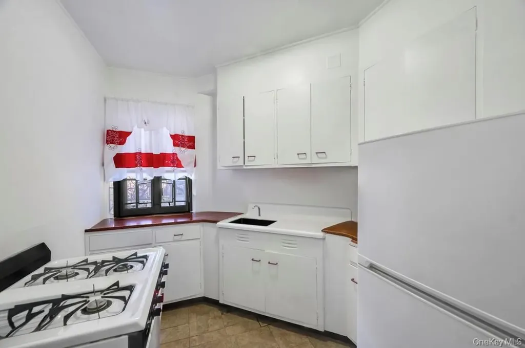 1690 Metropolitan Avenue Bronx NY 10462
