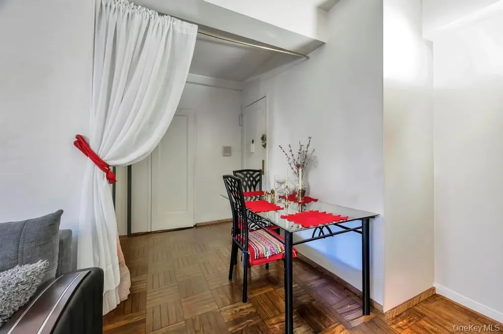 1690 Metropolitan Avenue Bronx NY 10462