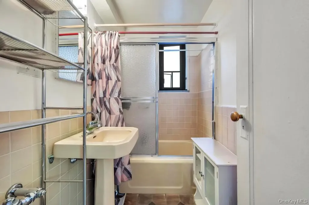 1690 Metropolitan Avenue Bronx NY 10462