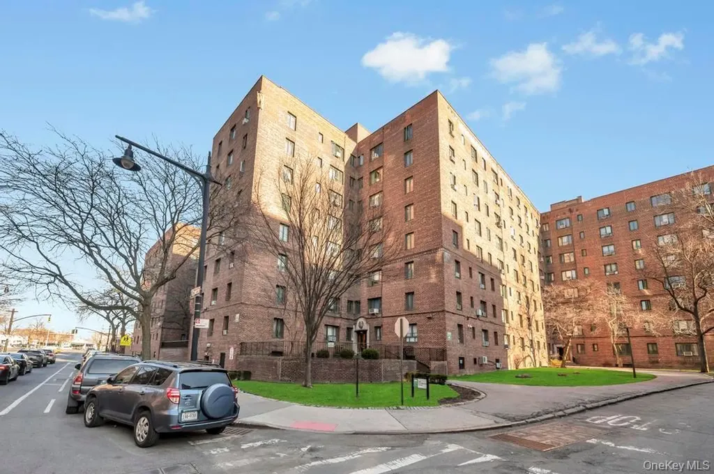 1690 Metropolitan Avenue Bronx NY 10462