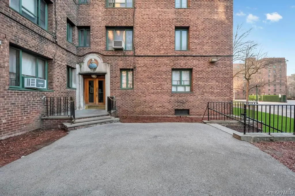 1690 Metropolitan Avenue Bronx NY 10462
