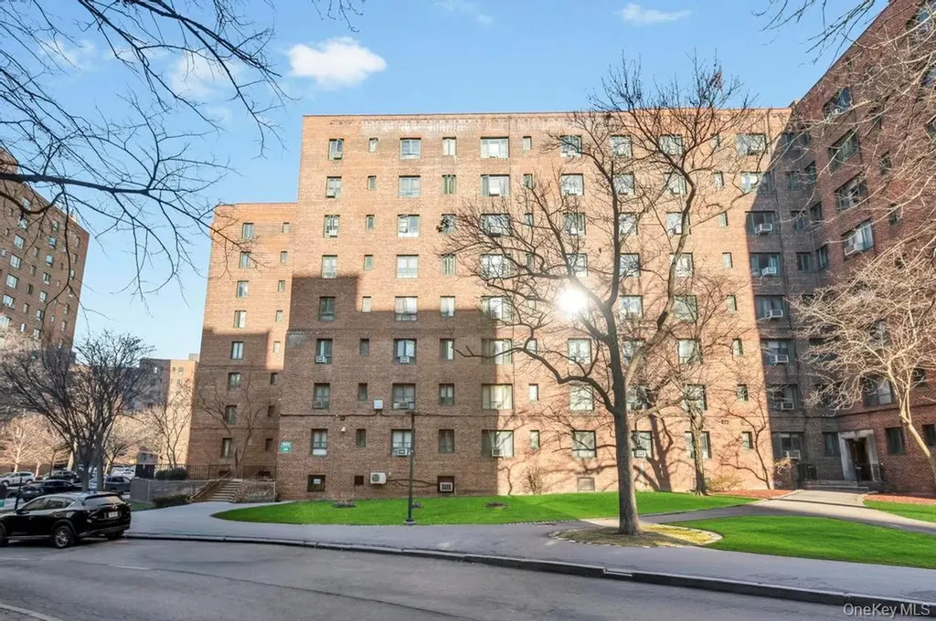 1690 Metropolitan Avenue Bronx NY 10462