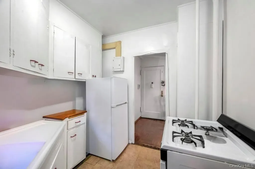 1690 Metropolitan Avenue Bronx NY 10462
