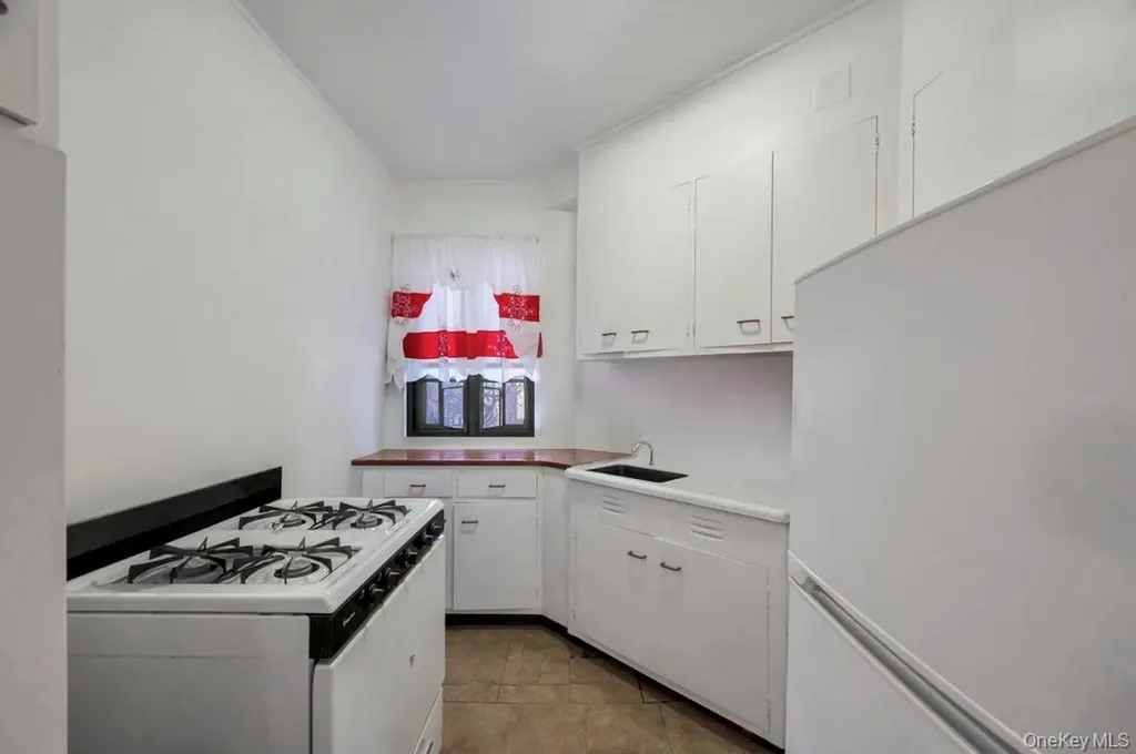 1690 Metropolitan Avenue Bronx NY 10462