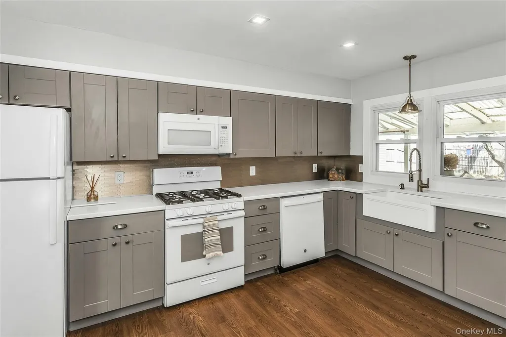 87 Kellum West Babylon NY 11704
