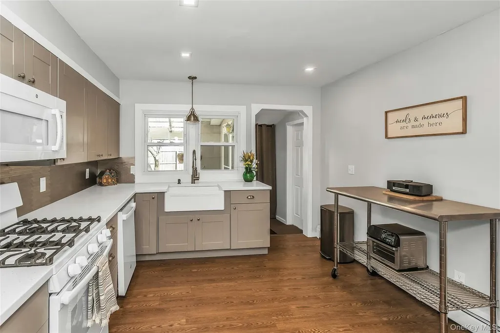 87 Kellum West Babylon NY 11704