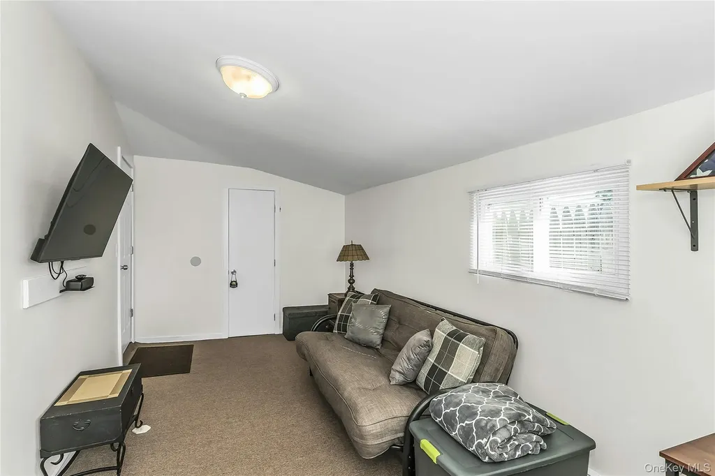 87 Kellum West Babylon NY 11704
