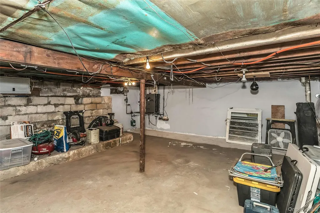 87 Kellum West Babylon NY 11704