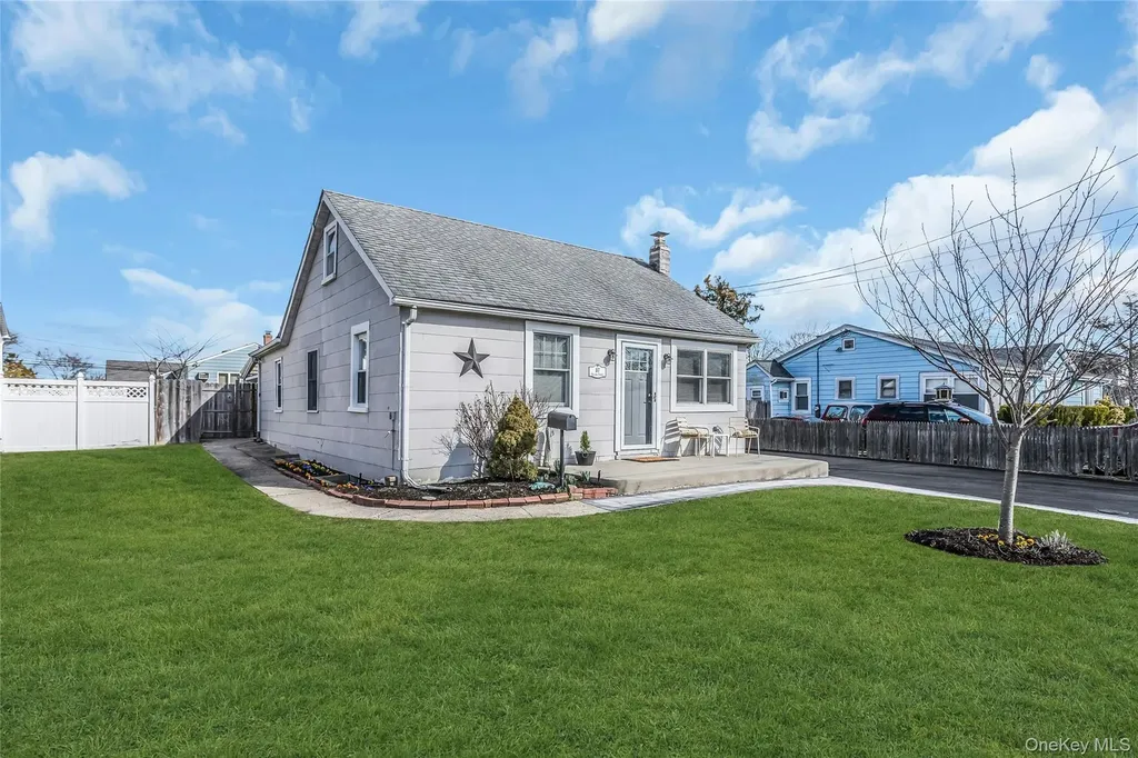 87 Kellum West Babylon NY 11704