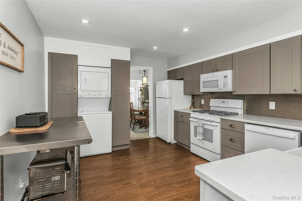87 Kellum West Babylon NY 11704