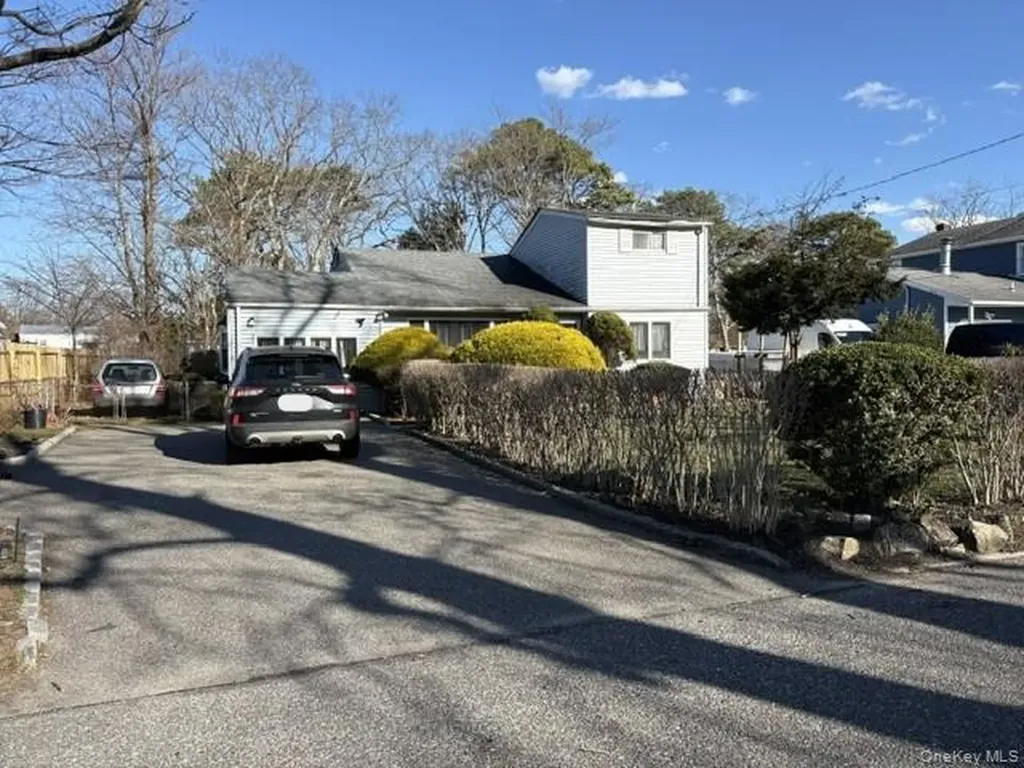 1557 N Gardiner Drive Bay Shore NY 11706