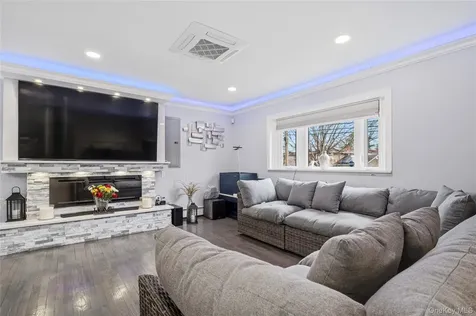 568 Centerwood Street West Babylon NY 11704