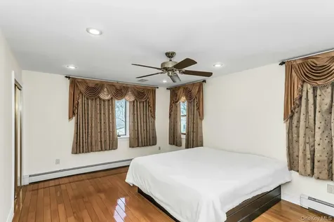 81-43 262nd Street Glen Oaks NY 11004