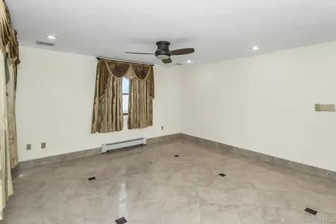81-43 262nd Street Glen Oaks NY 11004