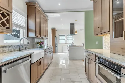 85 Violet Avenue Floral Park NY 11001