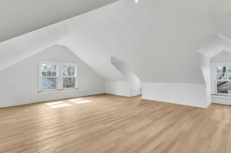 85 Violet Avenue Floral Park NY 11001