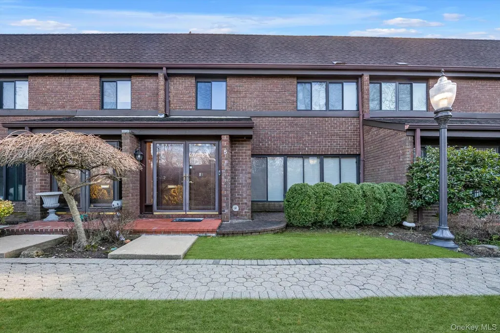 5 Fox Ridge Roslyn NY 11576