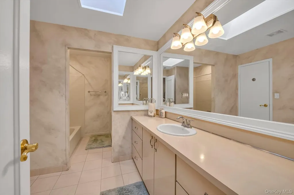 5 Fox Ridge Roslyn NY 11576