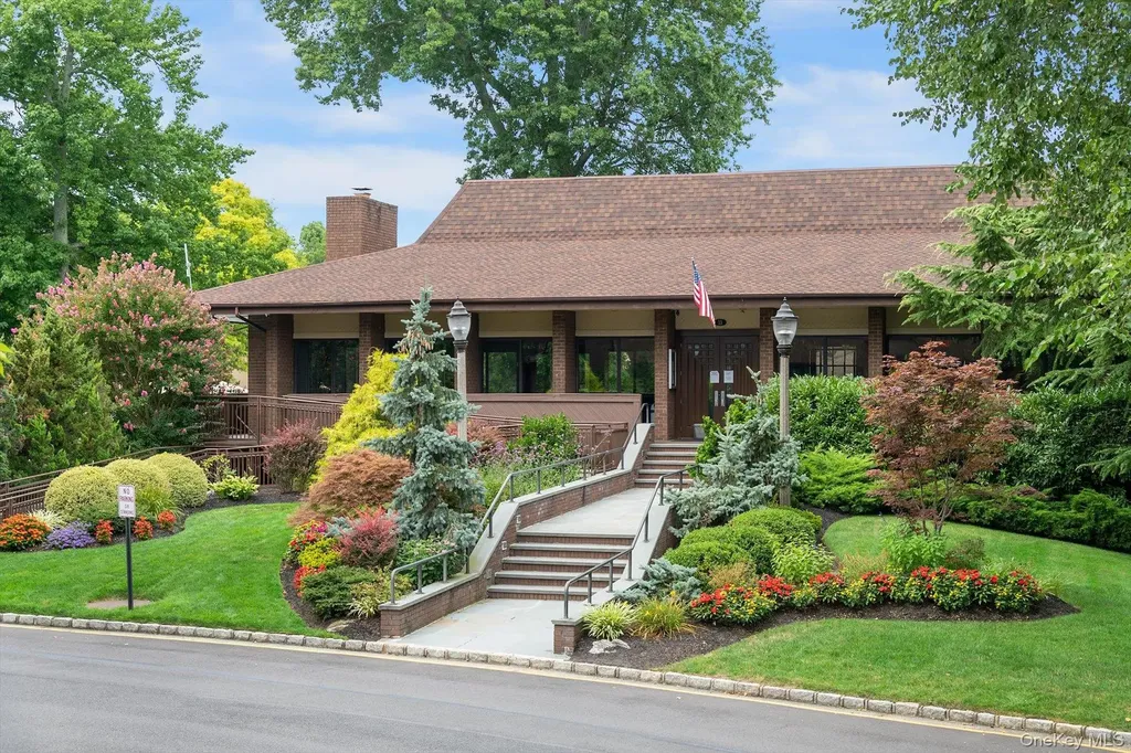 5 Fox Ridge Roslyn NY 11576