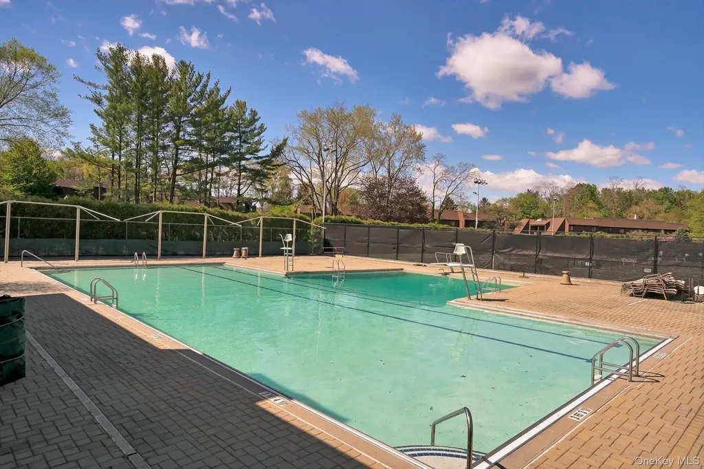 5 Fox Ridge Roslyn NY 11576