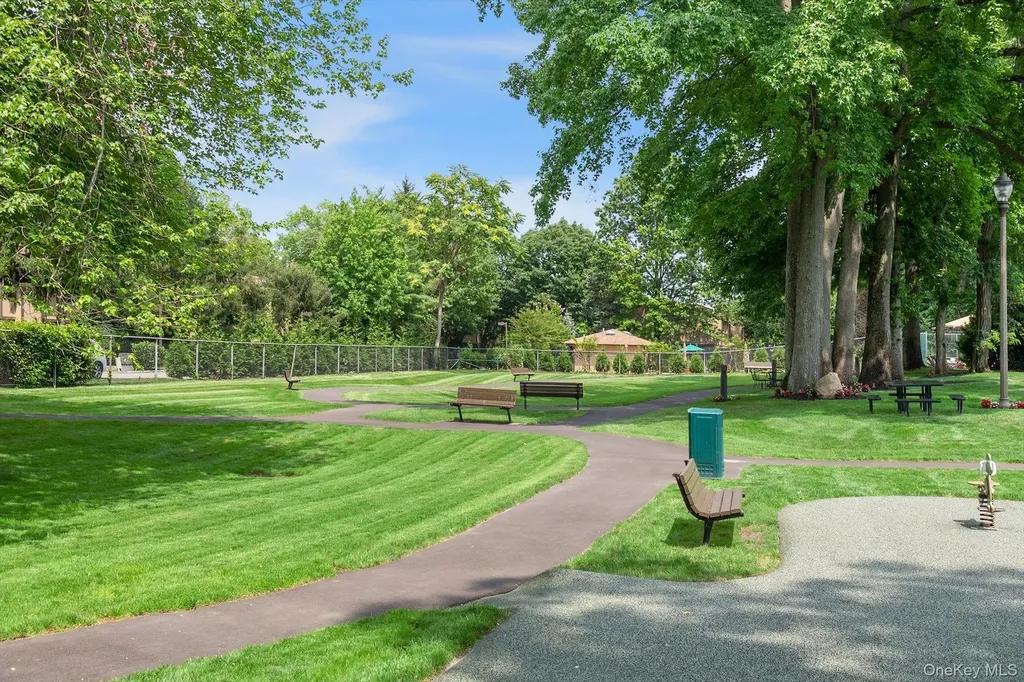 5 Fox Ridge Roslyn NY 11576