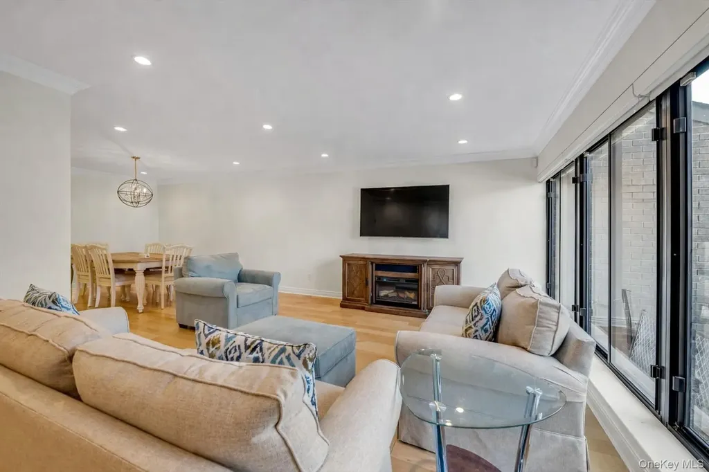 5 Fox Ridge Roslyn NY 11576