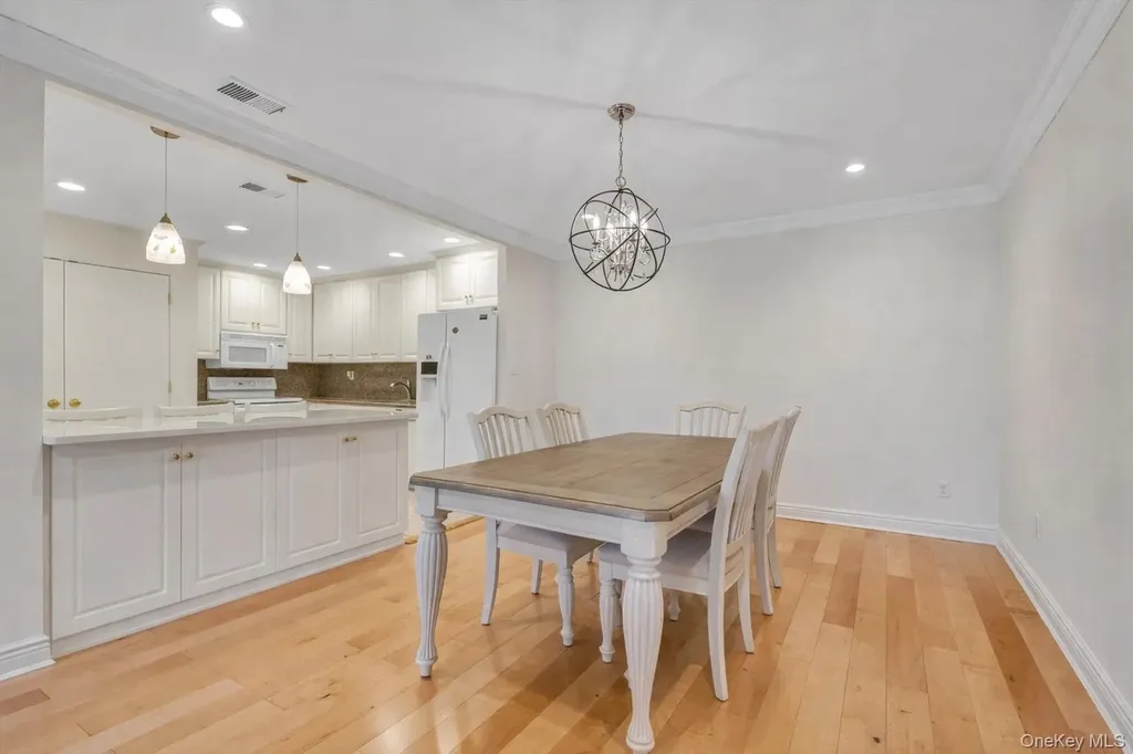 5 Fox Ridge Roslyn NY 11576