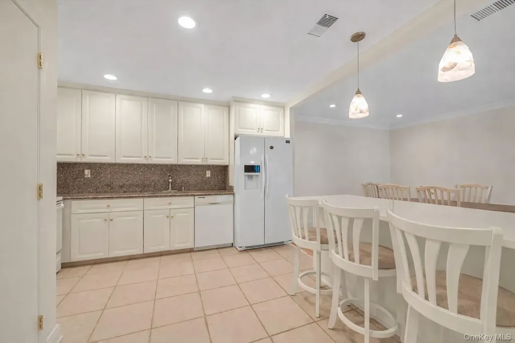 5 Fox Ridge Roslyn NY 11576