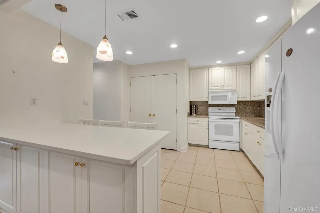 5 Fox Ridge Roslyn NY 11576