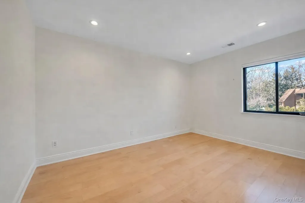 5 Fox Ridge Roslyn NY 11576