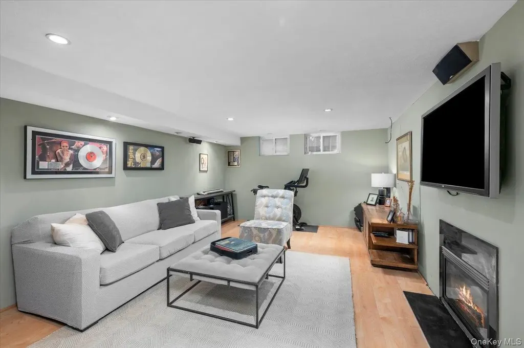 199 Hickory Grove Drive E Larchmont NY 10538