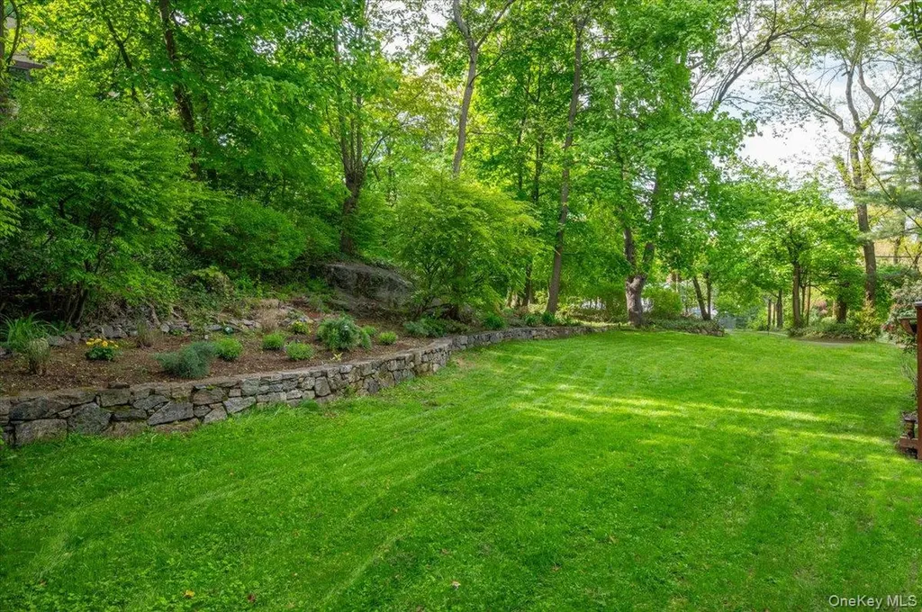 199 Hickory Grove Drive E Larchmont NY 10538