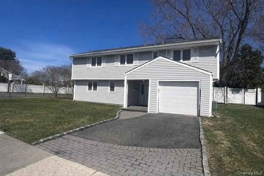 15 Elaine Place Plainview NY 11803