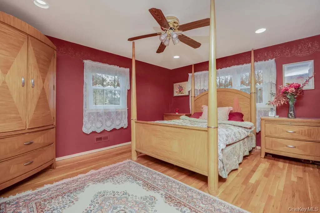 15 Elaine Place Plainview NY 11803