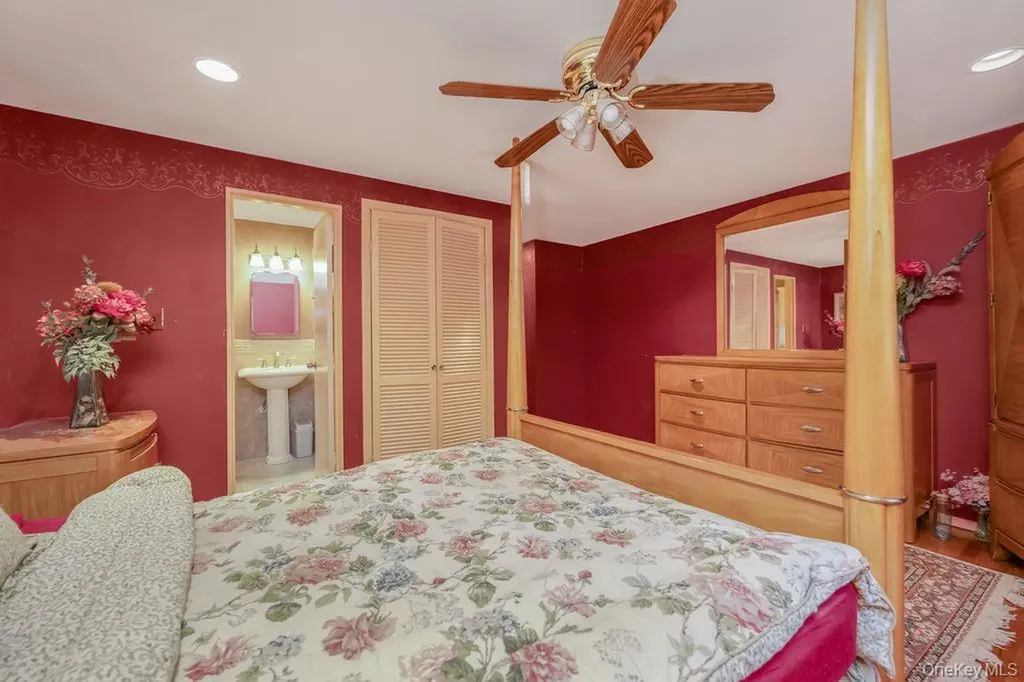 15 Elaine Place Plainview NY 11803