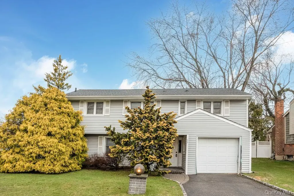 15 Elaine Place Plainview NY 11803