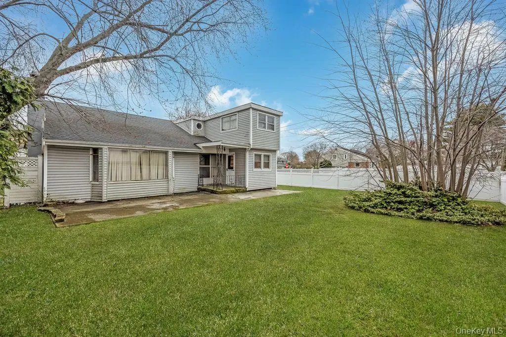 15 Elaine Place Plainview NY 11803