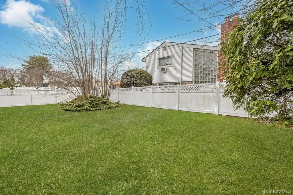 15 Elaine Place Plainview NY 11803