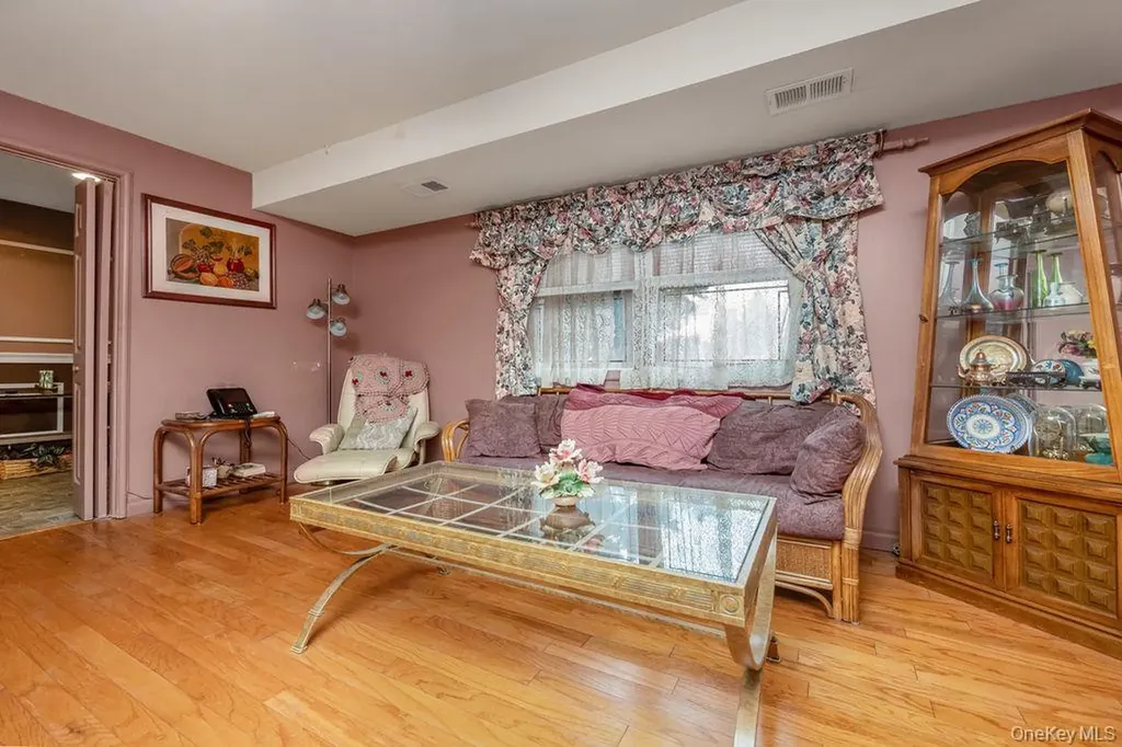 15 Elaine Place Plainview NY 11803
