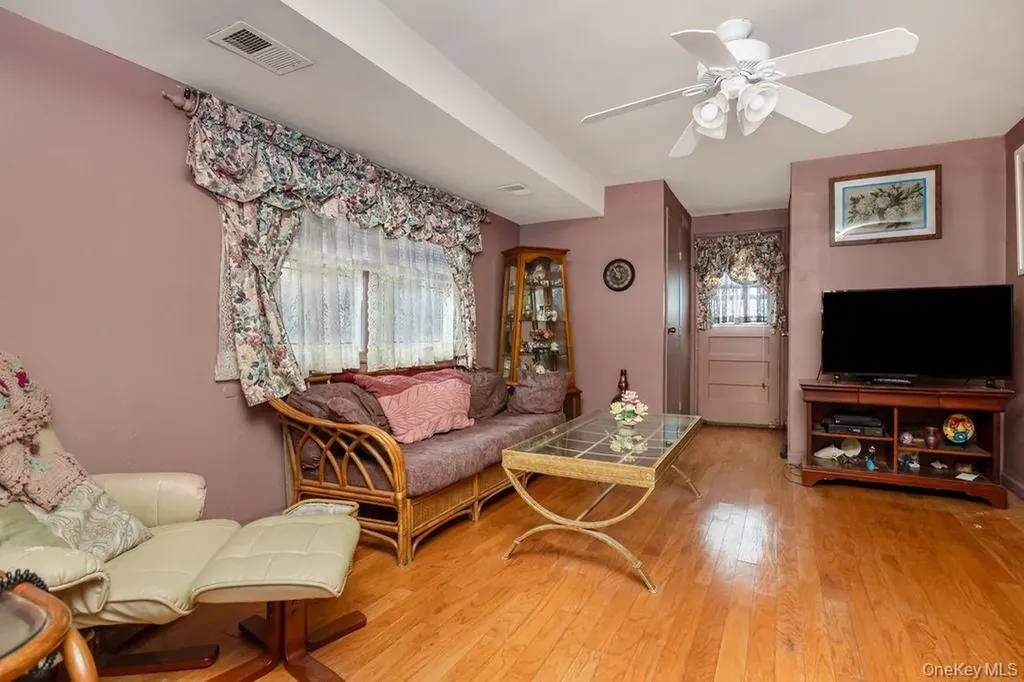 15 Elaine Place Plainview NY 11803