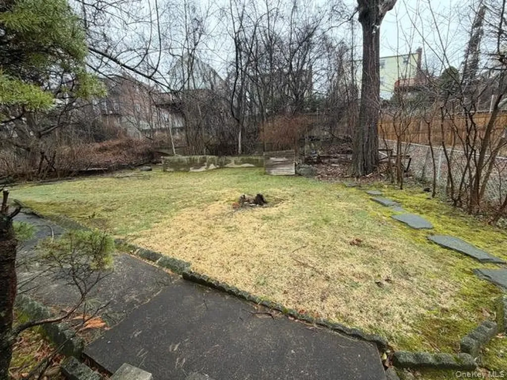 207 Morsemere Avenue Yonkers NY 10703