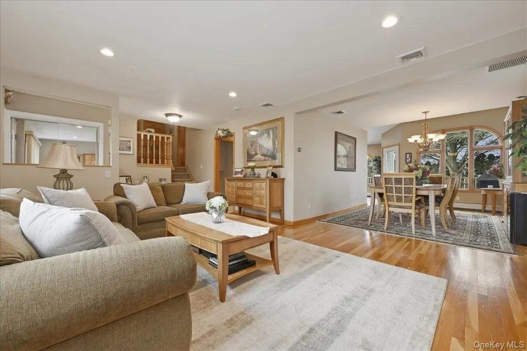 19 Keswick Lane Plainview NY 11803