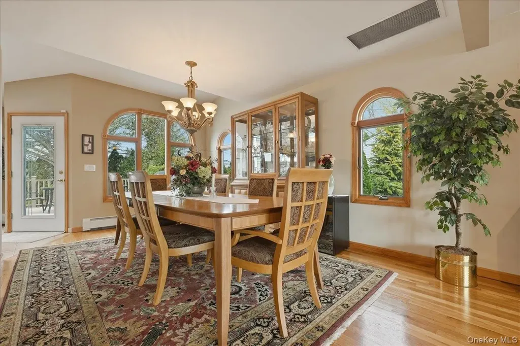 19 Keswick Lane Plainview NY 11803