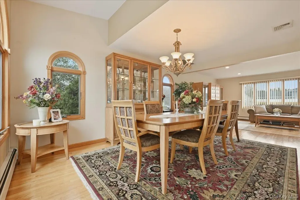 19 Keswick Lane Plainview NY 11803