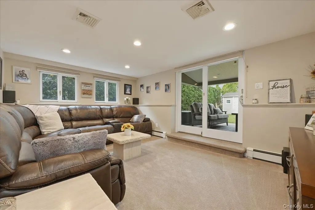 19 Keswick Lane Plainview NY 11803