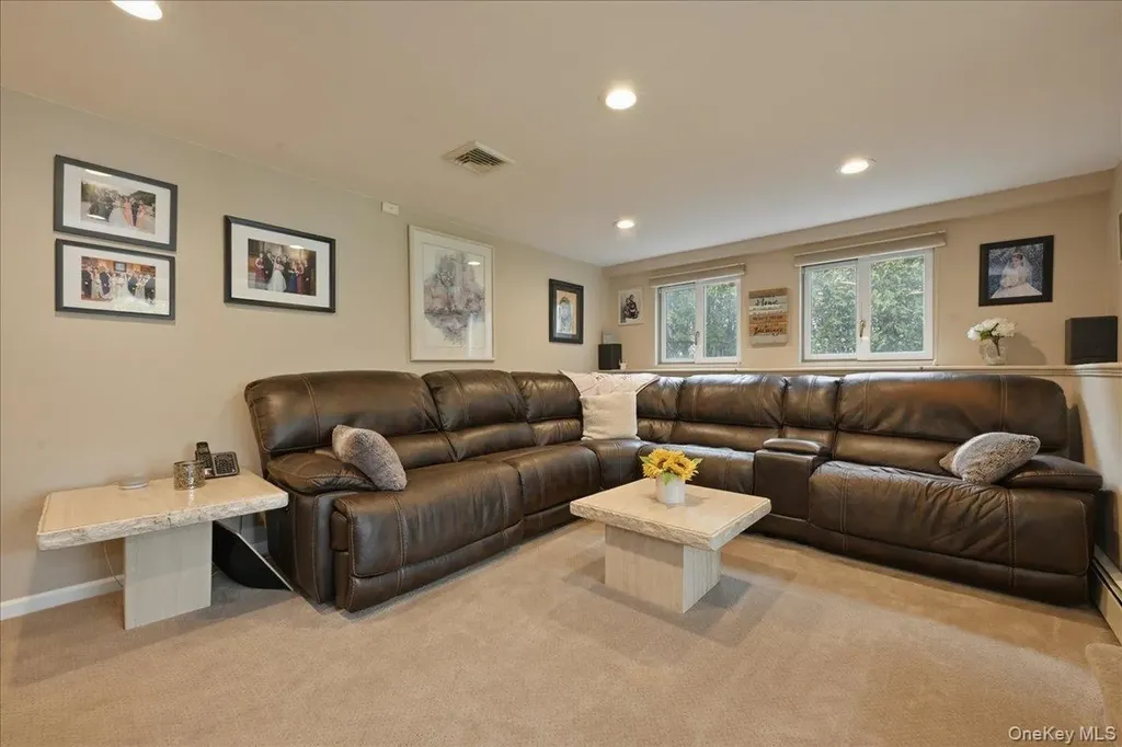 19 Keswick Lane Plainview NY 11803